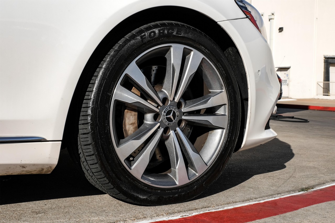 Mercedes-Benz S-Class Vehicle Main Gallery Image 51