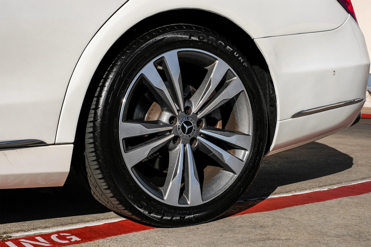 Mercedes-Benz S-Class Vehicle Main Gallery Image 53