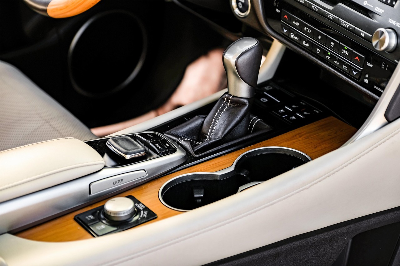 Lexus RX Vehicle Main Gallery Image 24