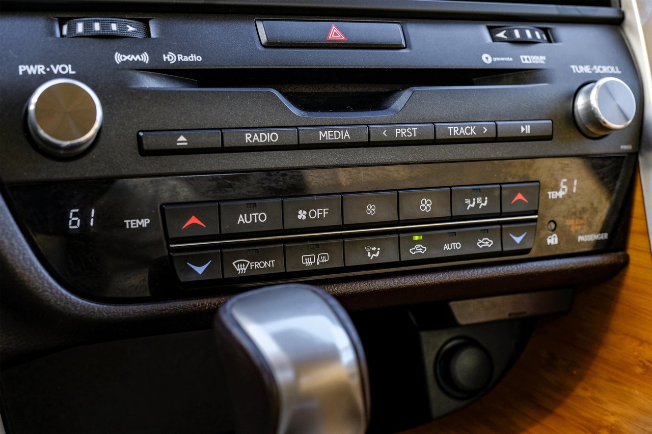 Lexus RX Vehicle Main Gallery Image 26