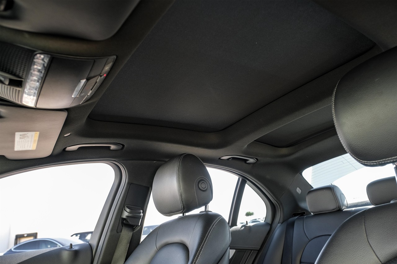 Mercedes-Benz C 300 Vehicle Main Gallery Image 05