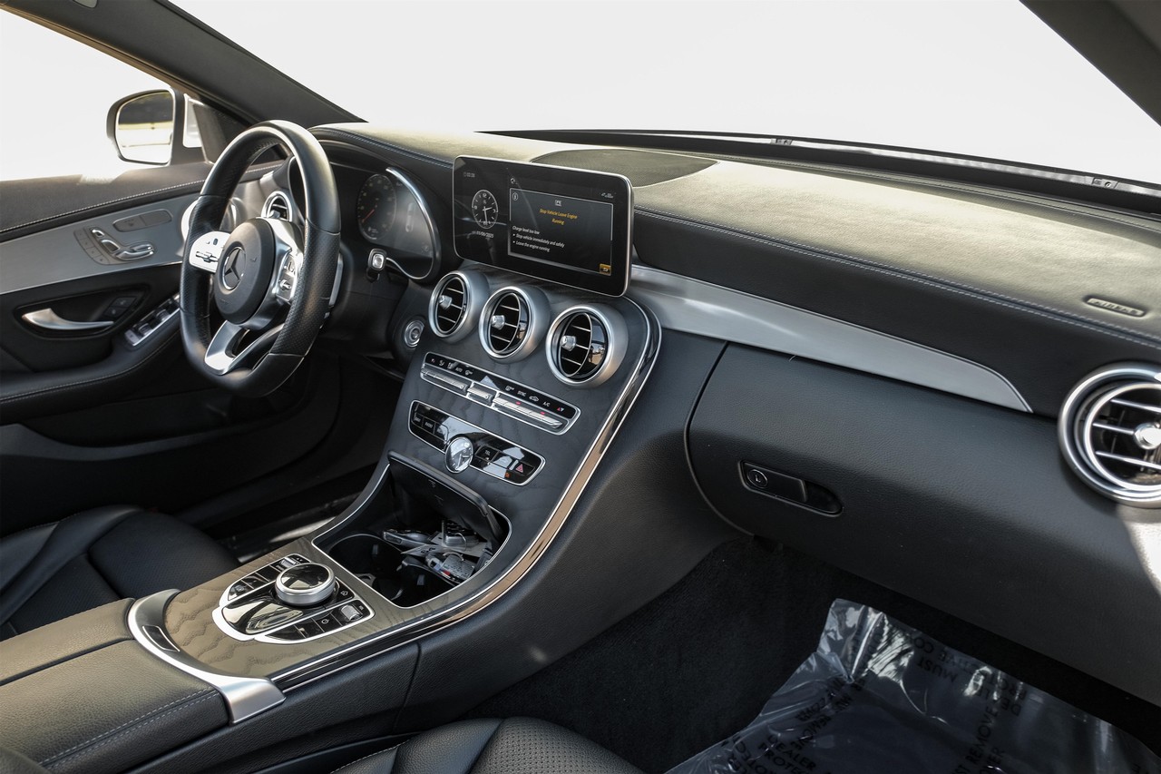 Mercedes-Benz C 300 Vehicle Main Gallery Image 13