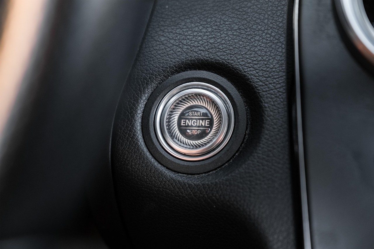 Mercedes-Benz C 300 Vehicle Main Gallery Image 21