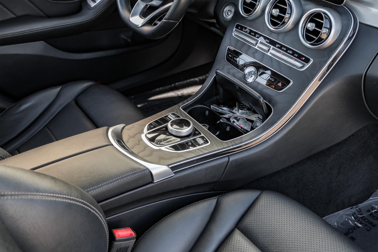 Mercedes-Benz C 300 Vehicle Main Gallery Image 23