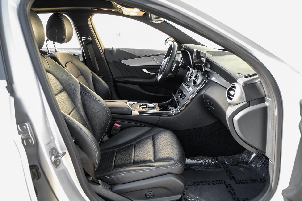 Mercedes-Benz C 300 Vehicle Main Gallery Image 31