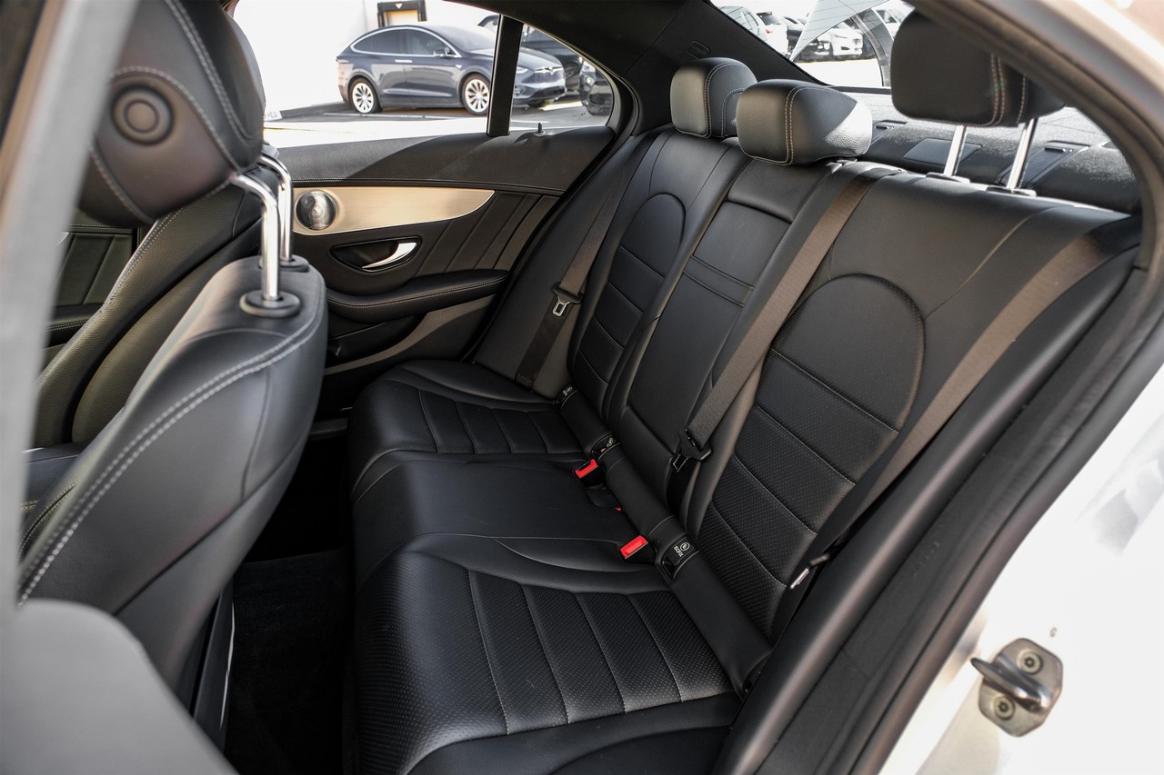 Mercedes-Benz C 300 Vehicle Main Gallery Image 36