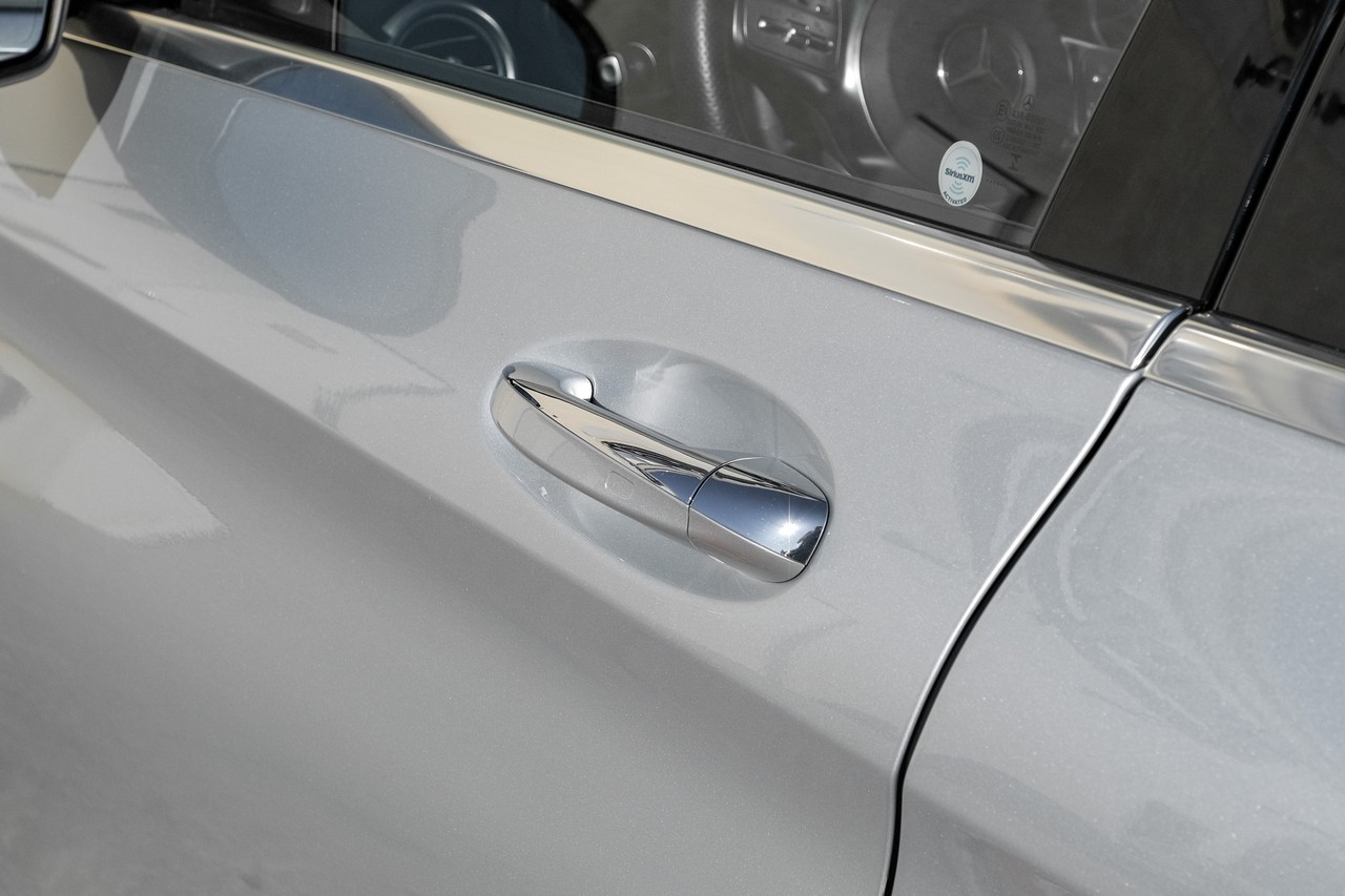 Mercedes-Benz C 300 Vehicle Main Gallery Image 37