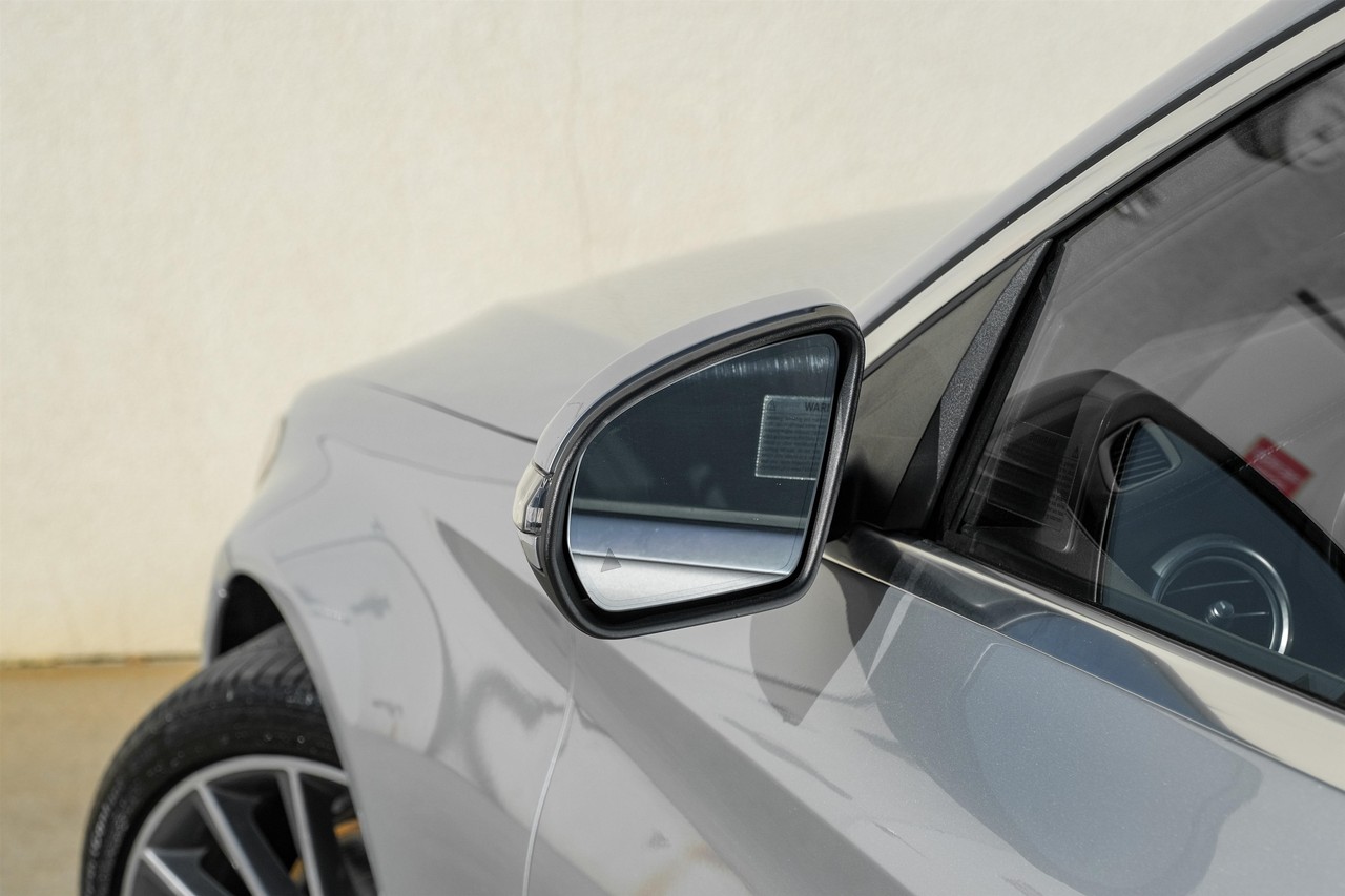 Mercedes-Benz C 300 Vehicle Main Gallery Image 38