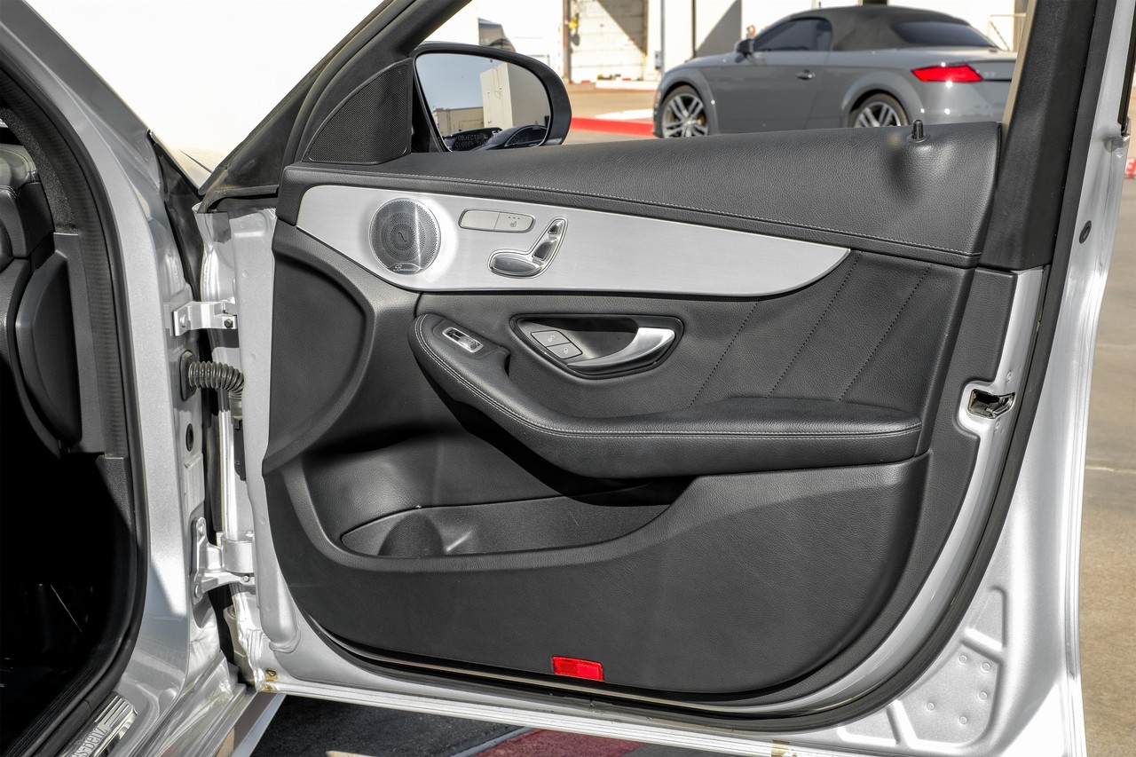 Mercedes-Benz C 300 Vehicle Main Gallery Image 43