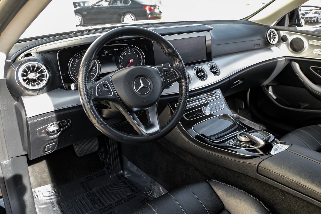 Mercedes-Benz E-Class Vehicle Main Gallery Image 03