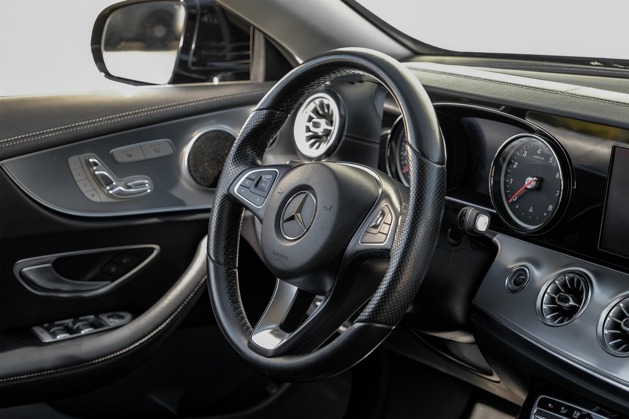 Mercedes-Benz E-Class Vehicle Main Gallery Image 13