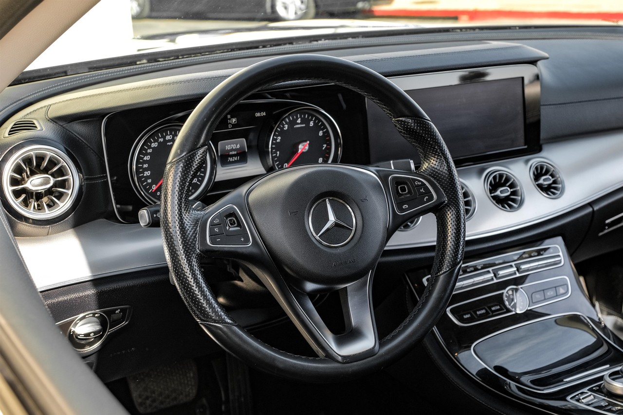 Mercedes-Benz E-Class Vehicle Main Gallery Image 14