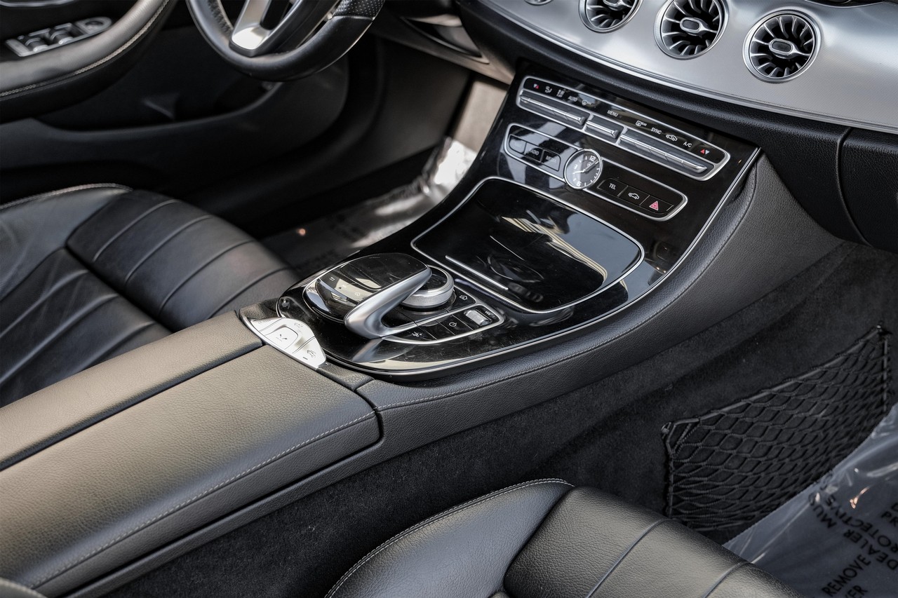 Mercedes-Benz E-Class Vehicle Main Gallery Image 15