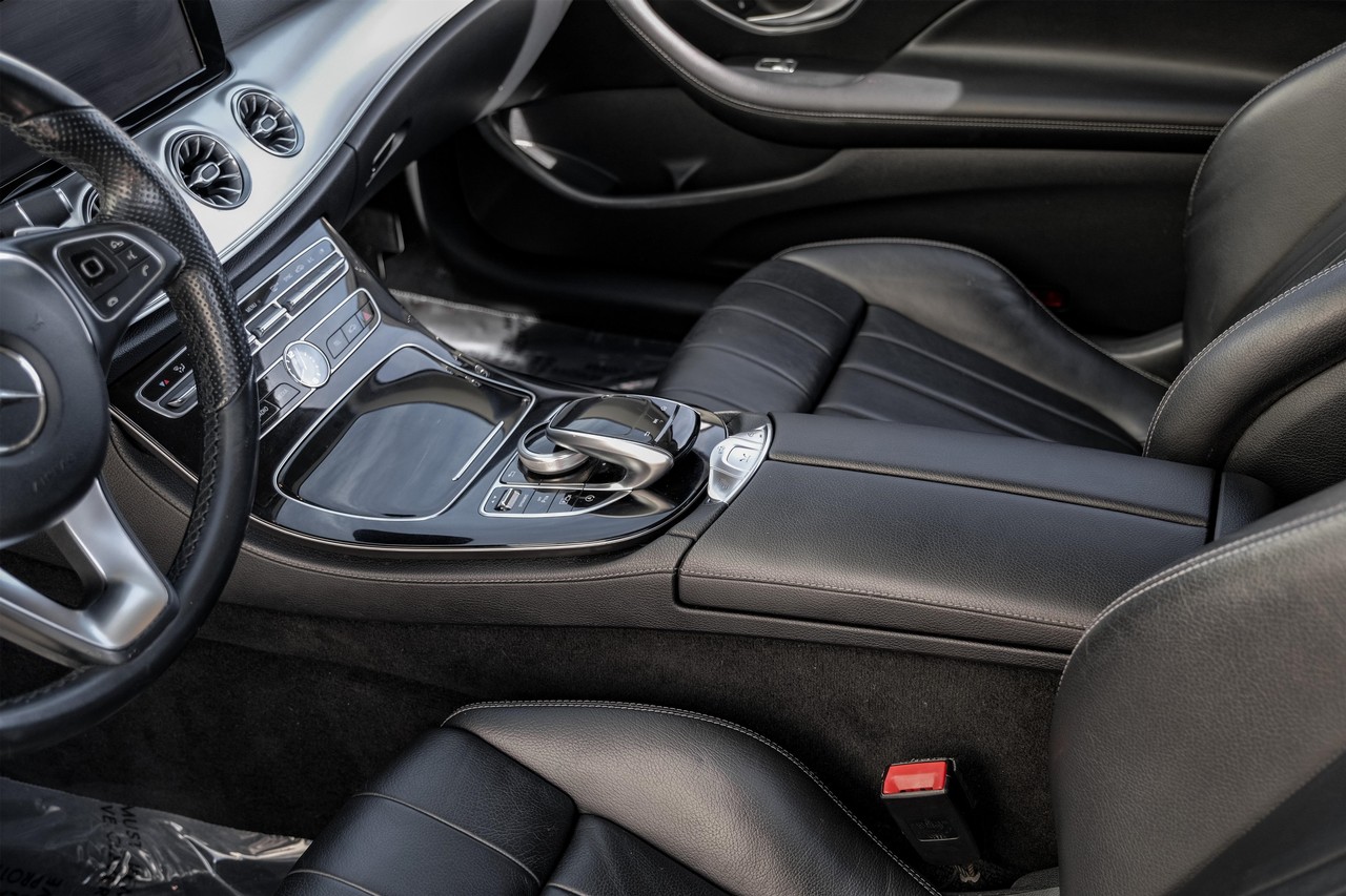 Mercedes-Benz E-Class Vehicle Main Gallery Image 16