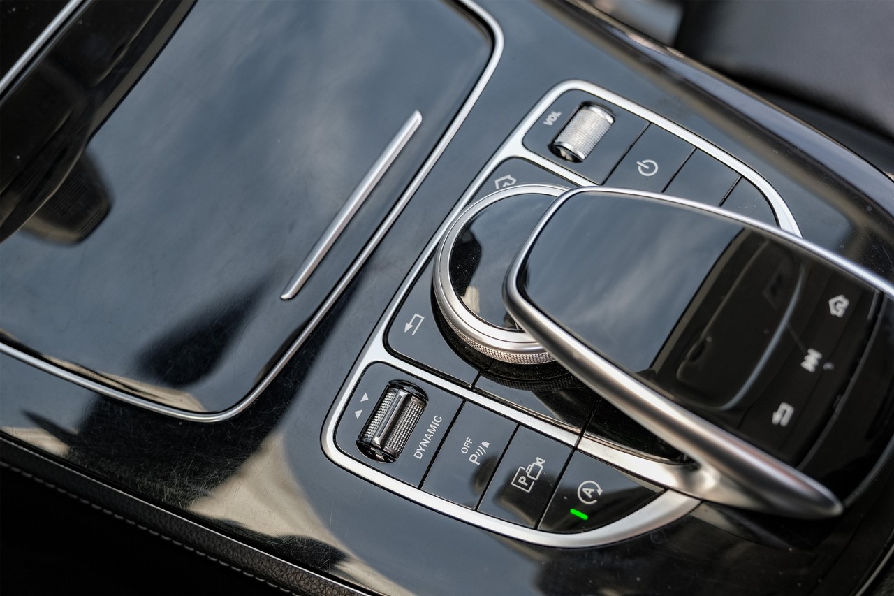 Mercedes-Benz E-Class Vehicle Main Gallery Image 18