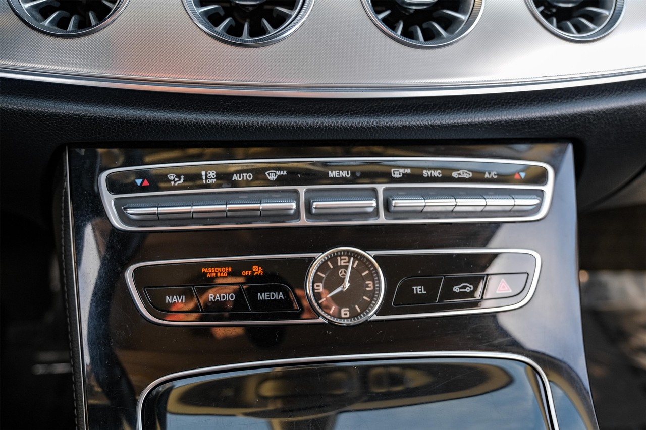 Mercedes-Benz E-Class Vehicle Main Gallery Image 19