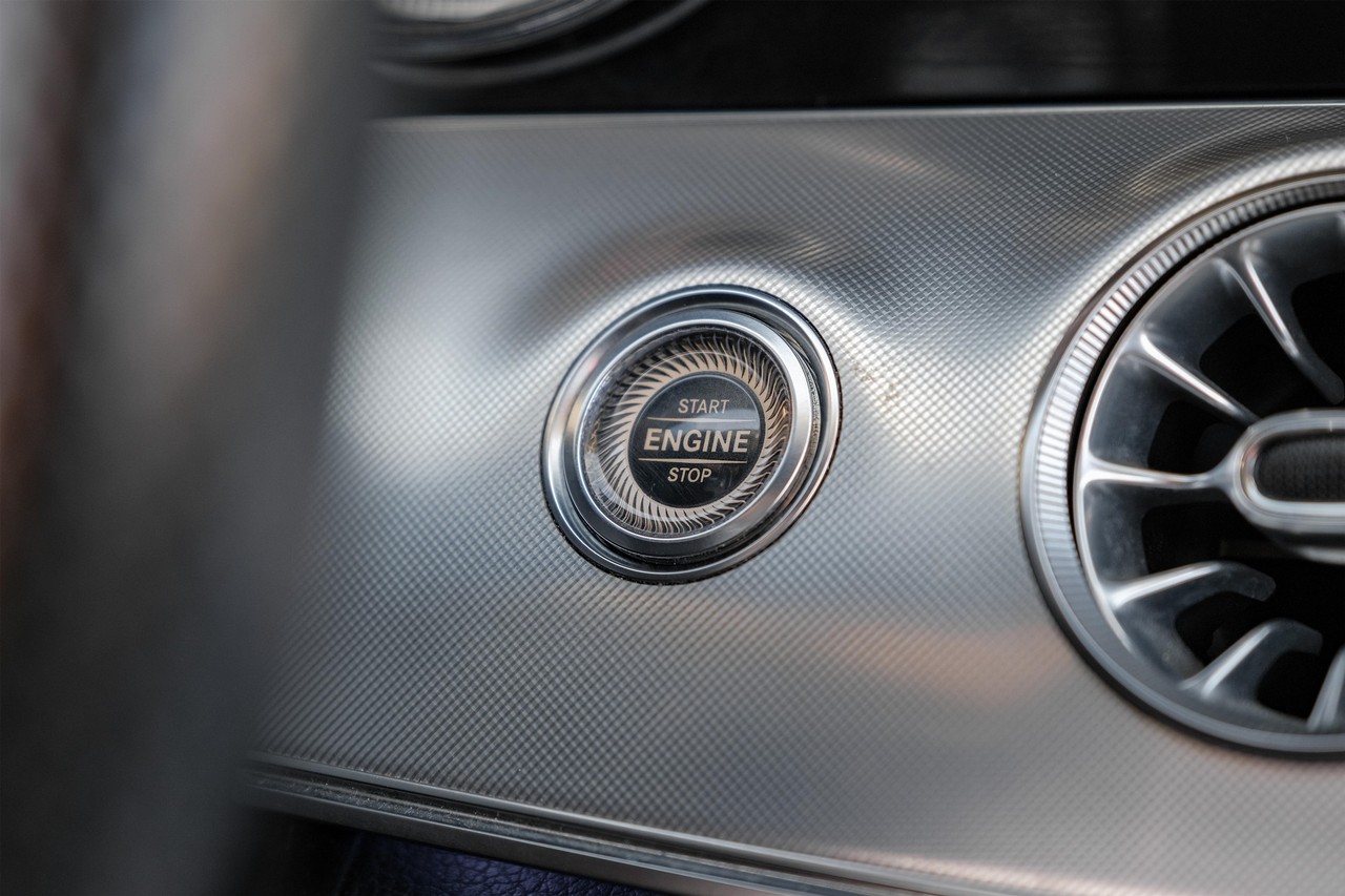 Mercedes-Benz E-Class Vehicle Main Gallery Image 24