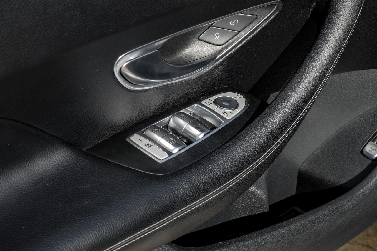 Mercedes-Benz E-Class Vehicle Main Gallery Image 40