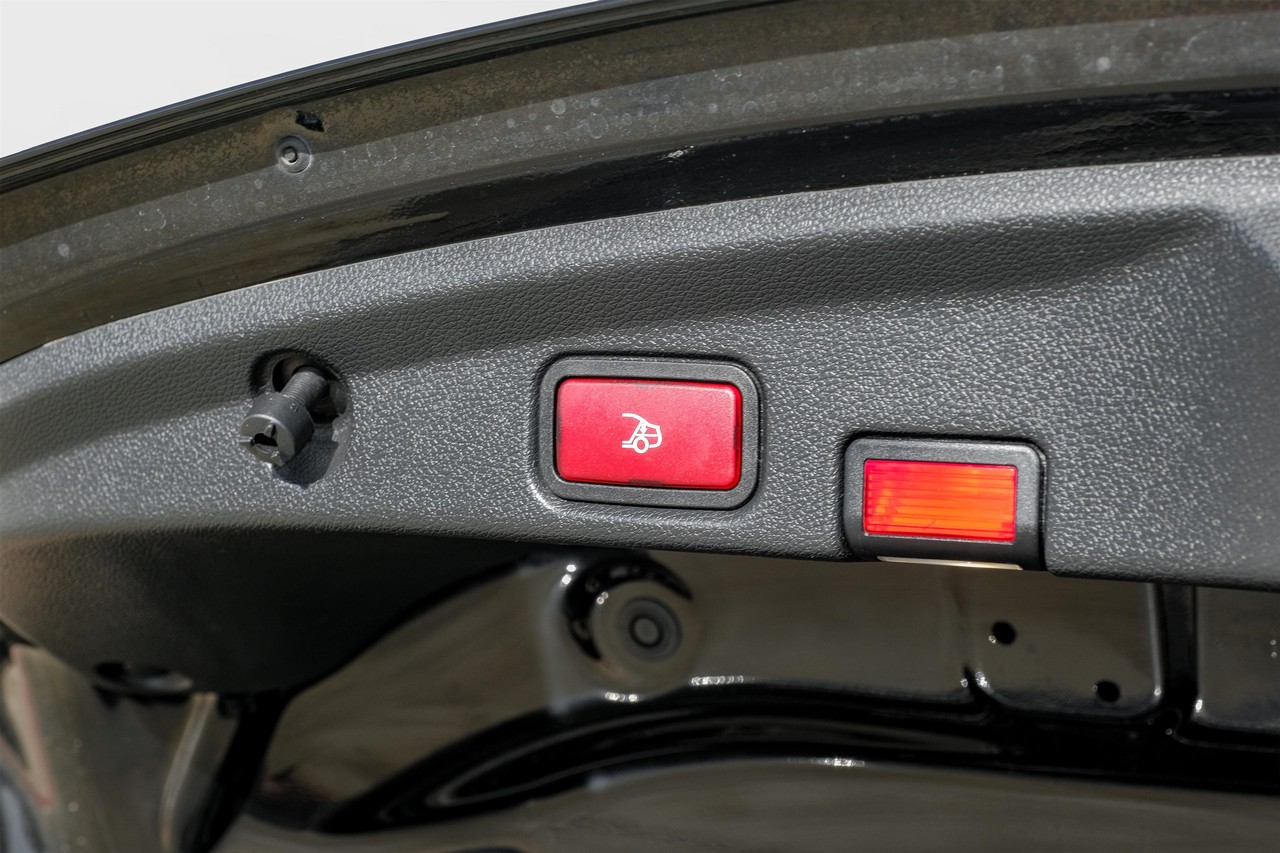 Mercedes-Benz E-Class Vehicle Main Gallery Image 45