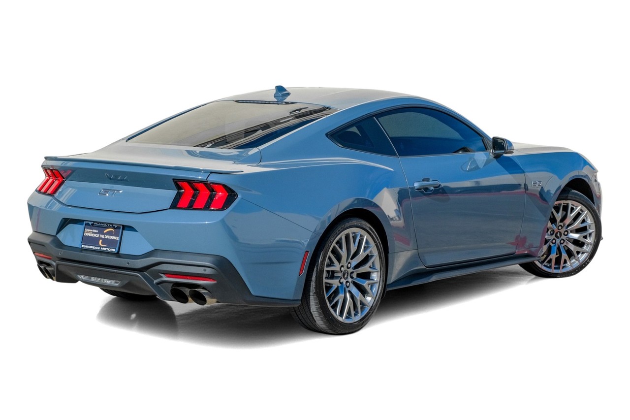Ford Mustang Vehicle Main Gallery Image 08