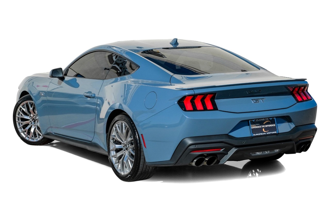 Ford Mustang Vehicle Main Gallery Image 10
