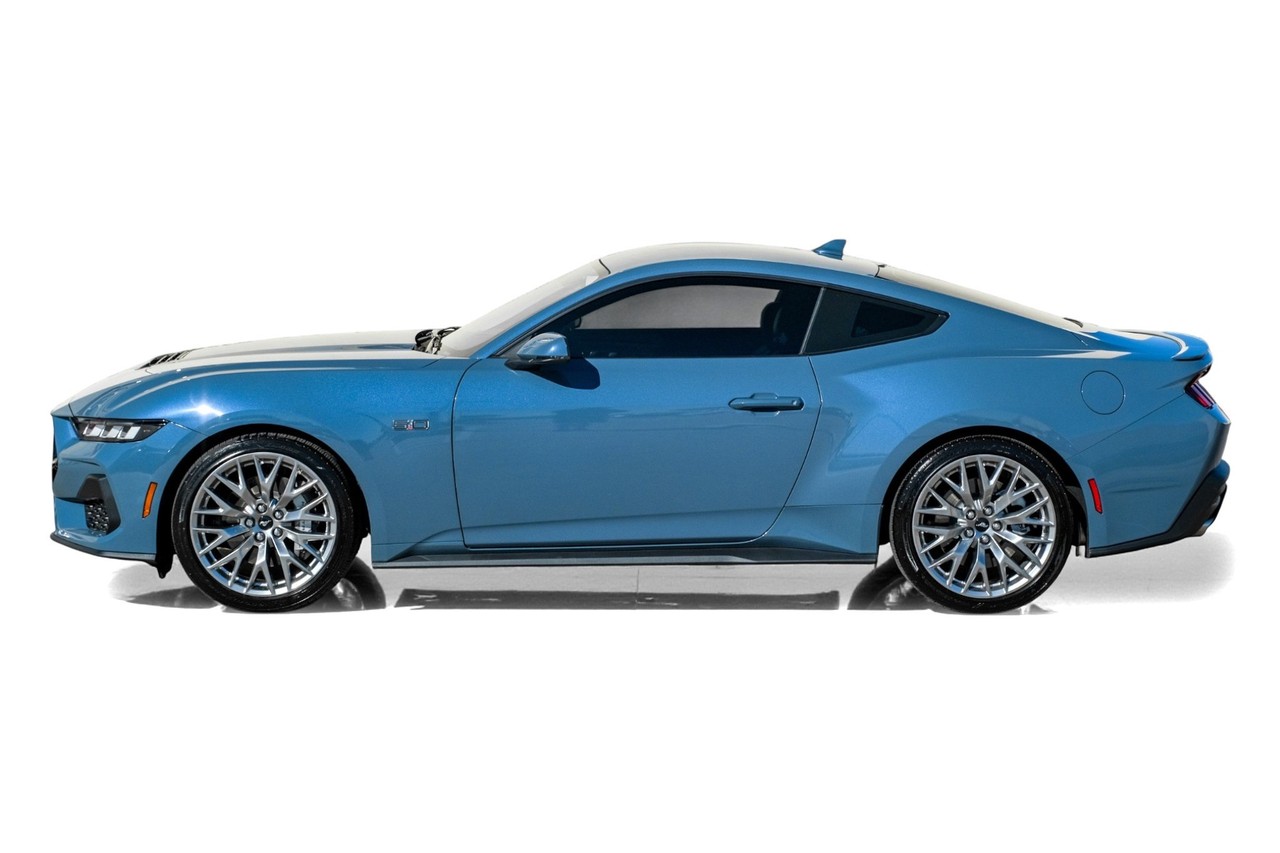 Ford Mustang Vehicle Main Gallery Image 11