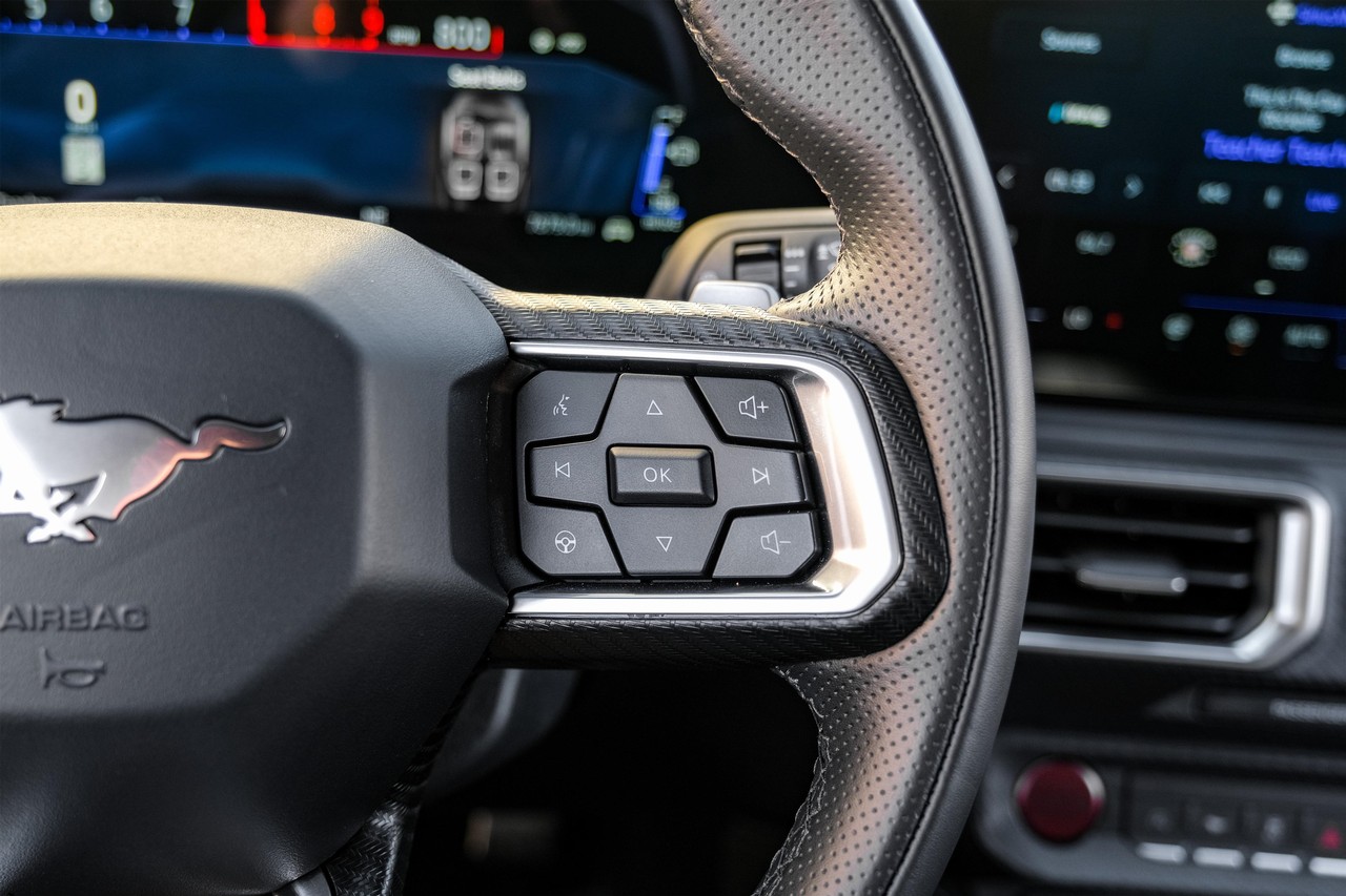 Ford Mustang Vehicle Main Gallery Image 16