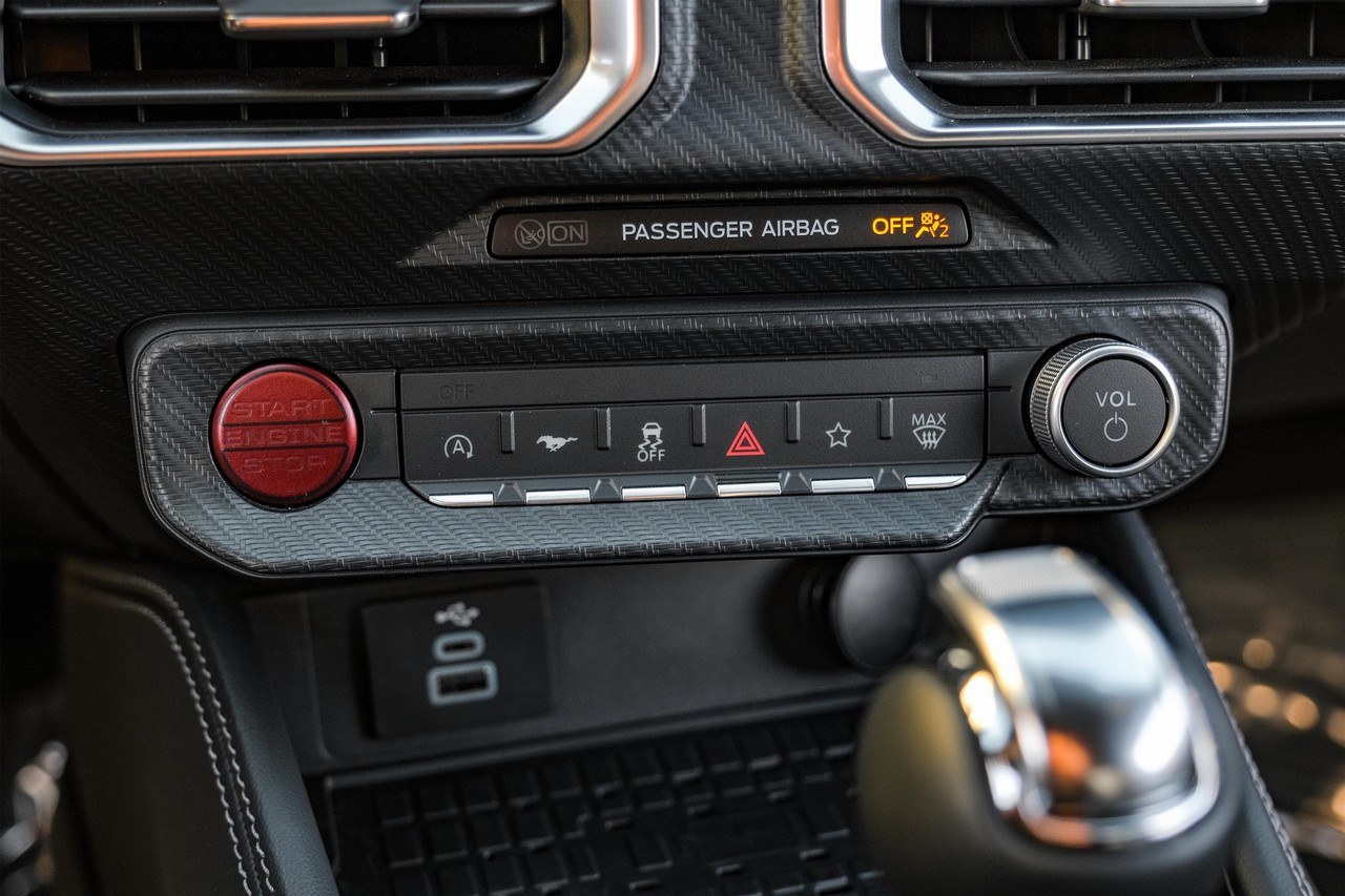 Ford Mustang Vehicle Main Gallery Image 25