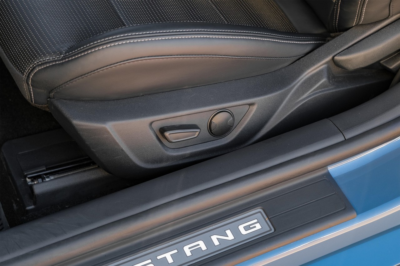 Ford Mustang Vehicle Main Gallery Image 31