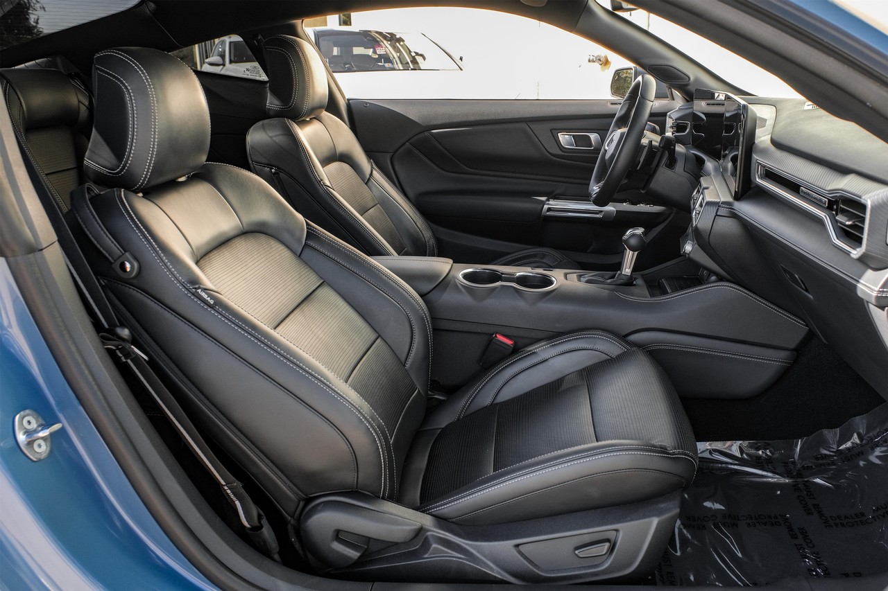 Ford Mustang Vehicle Main Gallery Image 32