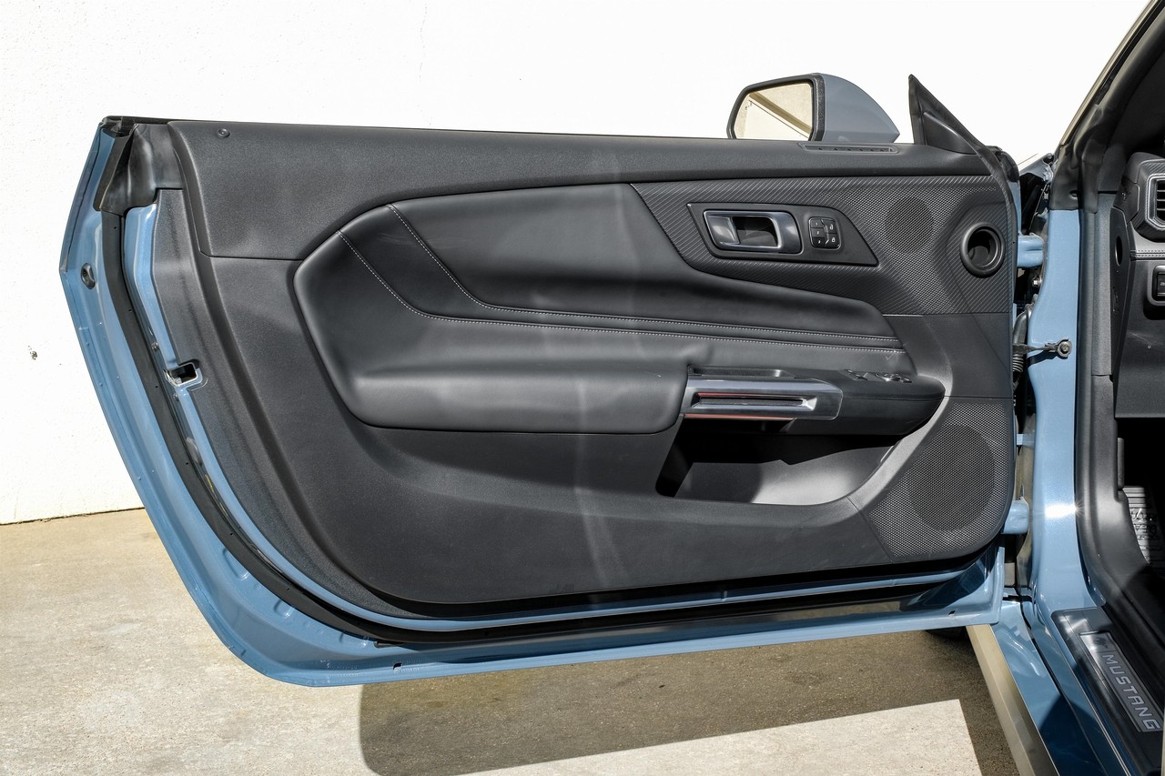 Ford Mustang Vehicle Main Gallery Image 35