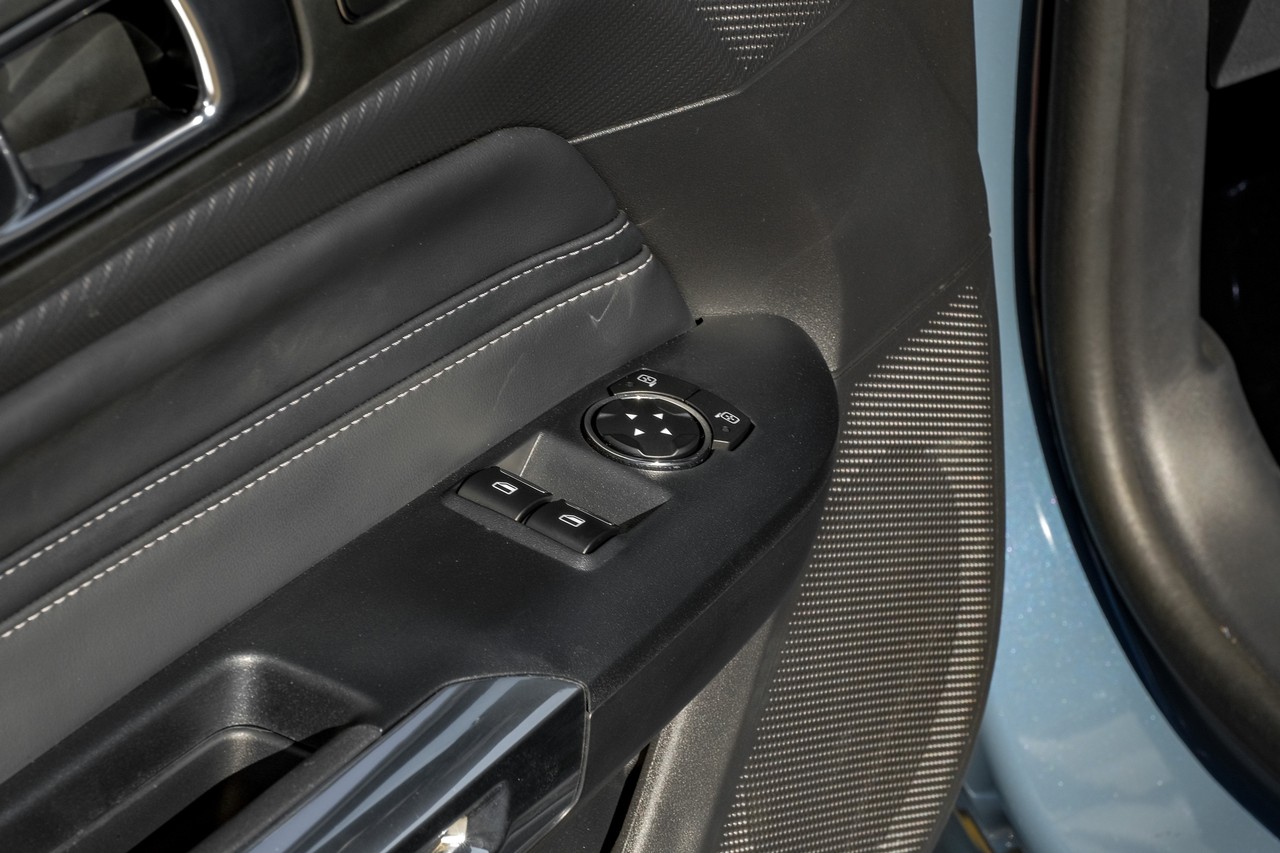 Ford Mustang Vehicle Main Gallery Image 36