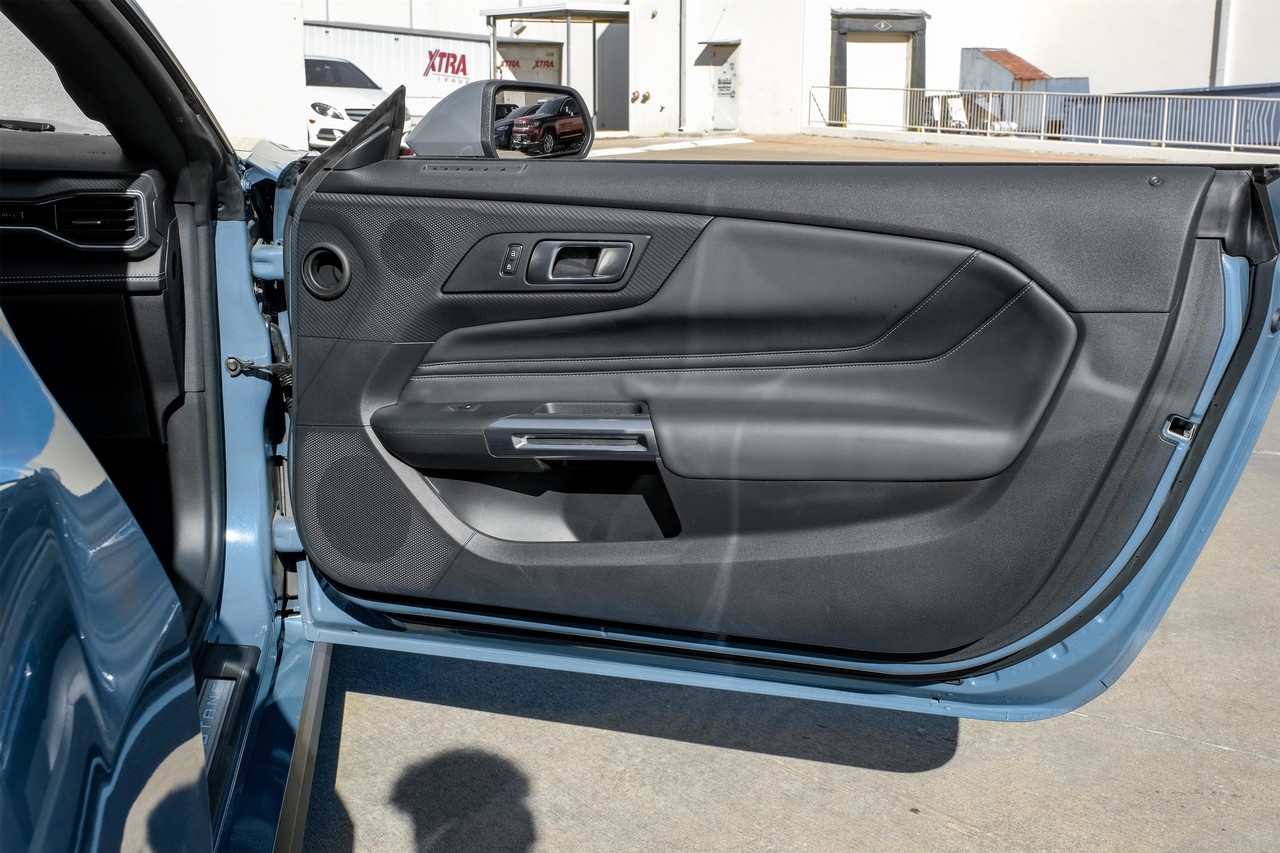 Ford Mustang Vehicle Main Gallery Image 37