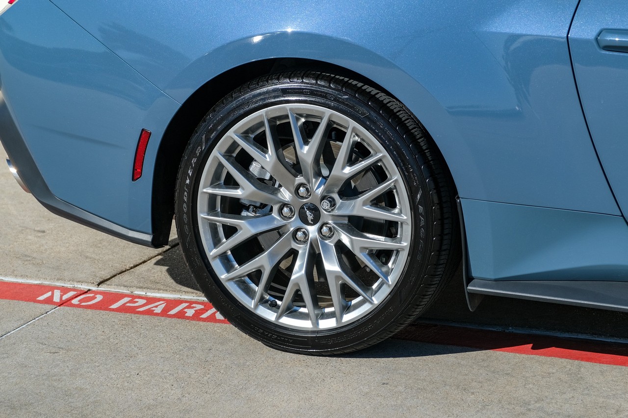 Ford Mustang Vehicle Main Gallery Image 45