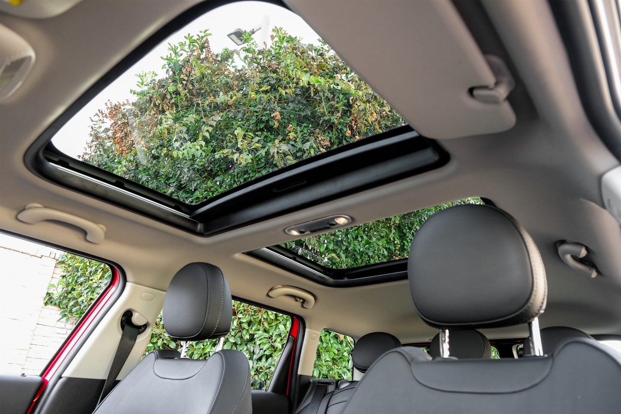 MINI Cooper Vehicle Main Gallery Image 05