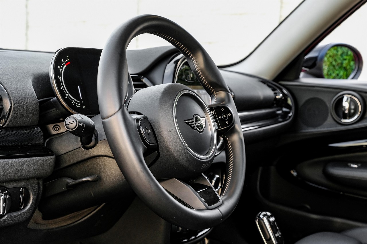 MINI Cooper Vehicle Main Gallery Image 16