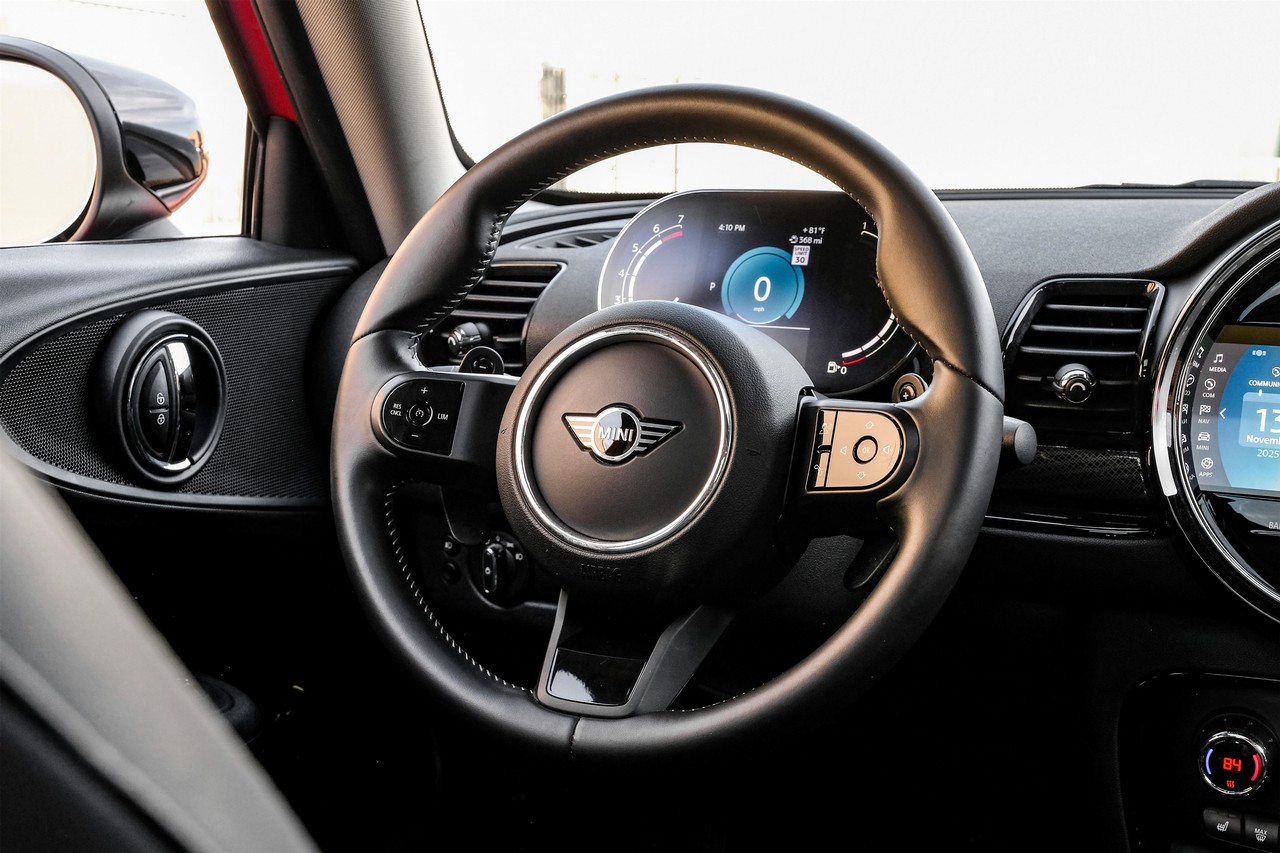 MINI Cooper Vehicle Main Gallery Image 17