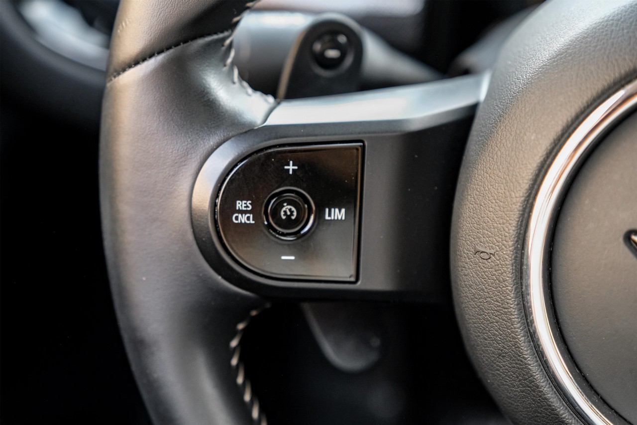 MINI Cooper Vehicle Main Gallery Image 18