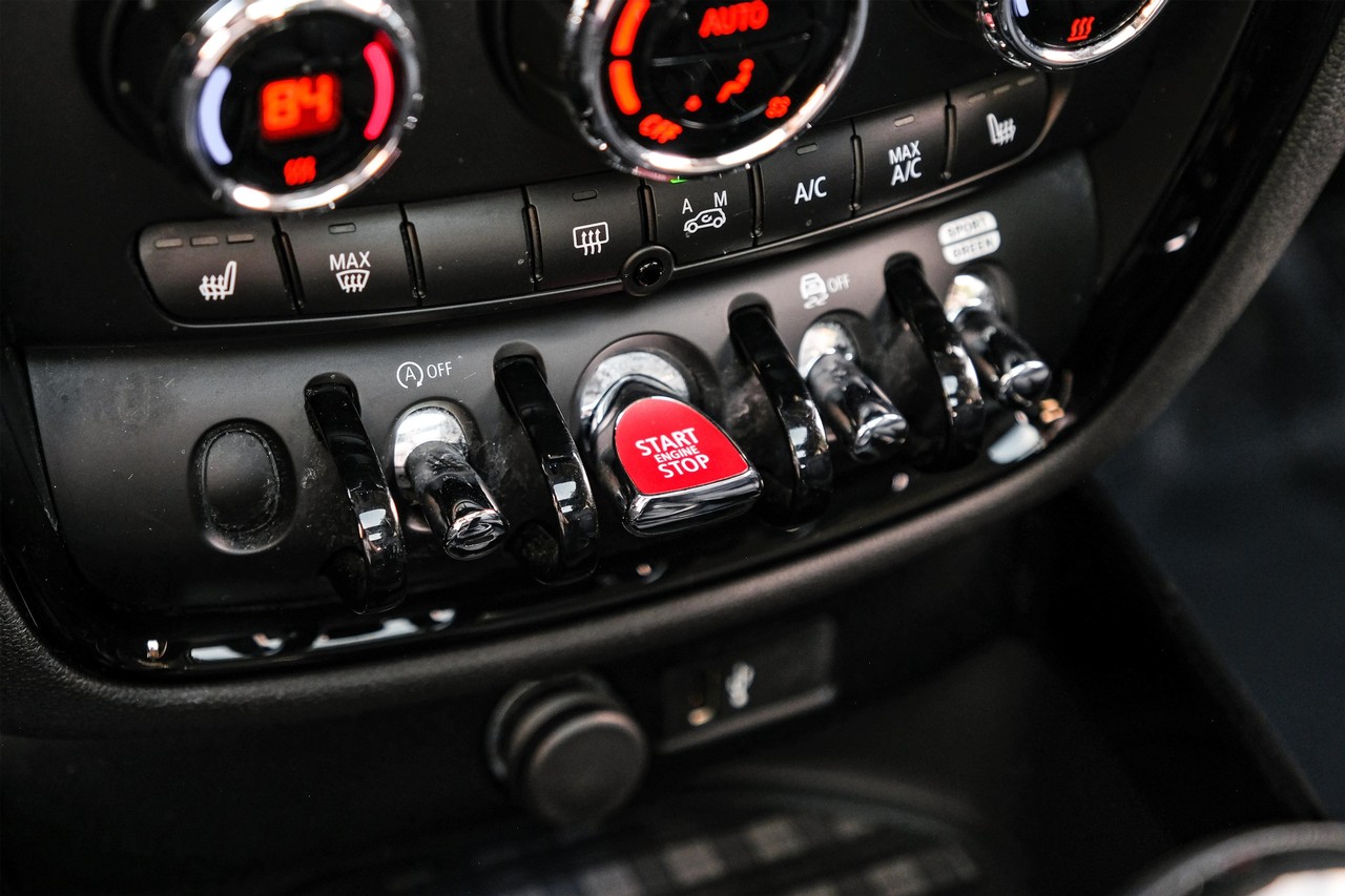 MINI Cooper Vehicle Main Gallery Image 22