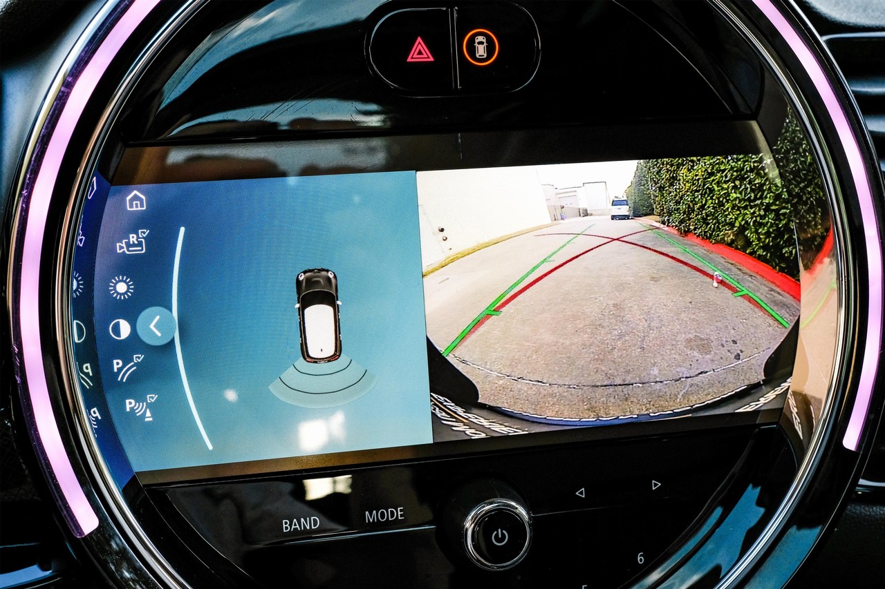 MINI Cooper Vehicle Main Gallery Image 24