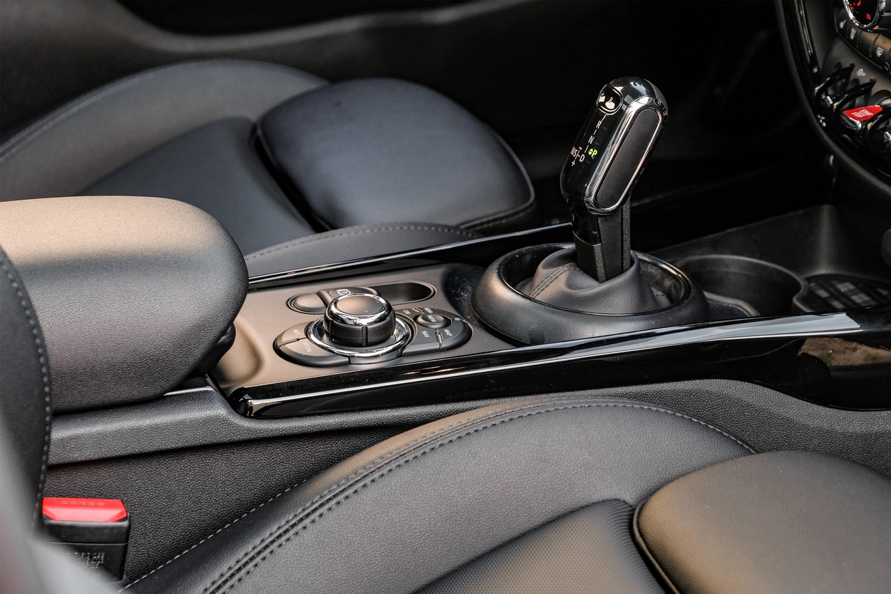 MINI Cooper Vehicle Main Gallery Image 25