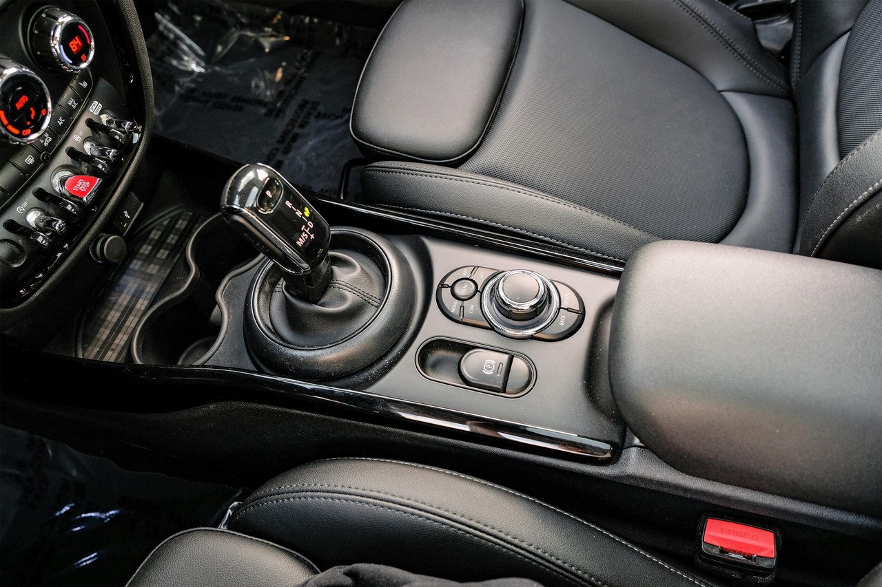 MINI Cooper Vehicle Main Gallery Image 26