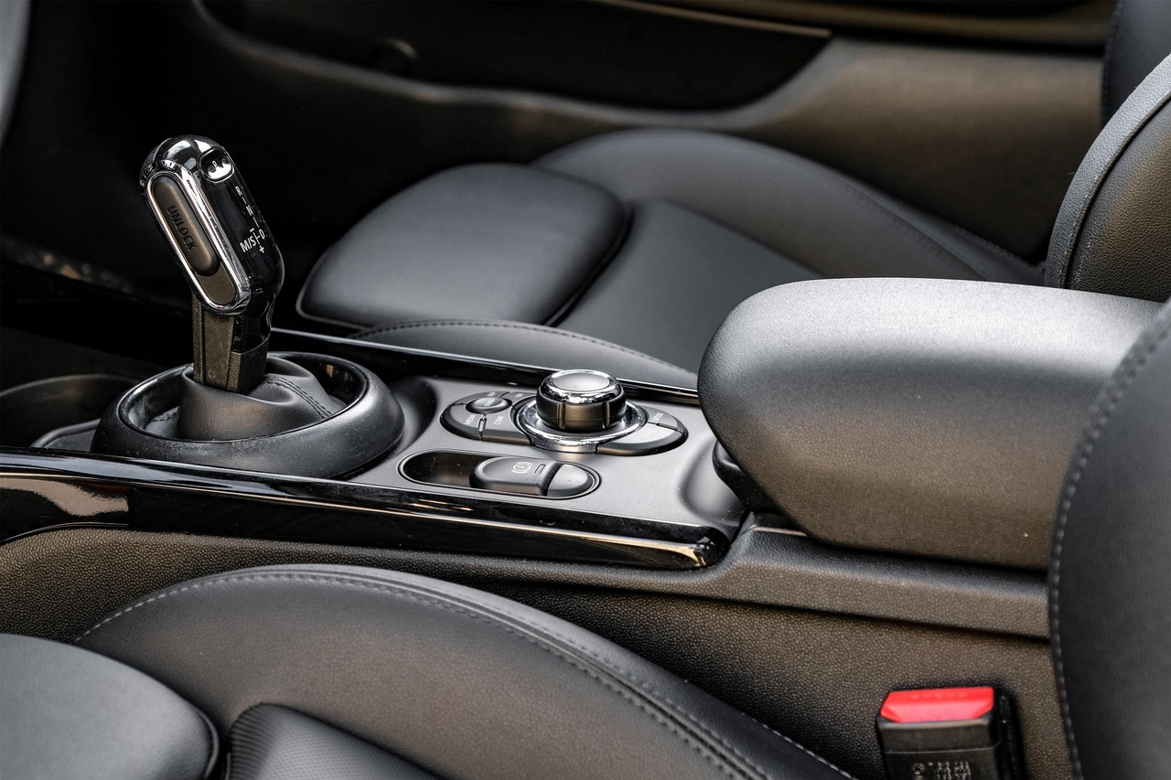 MINI Cooper Vehicle Main Gallery Image 27