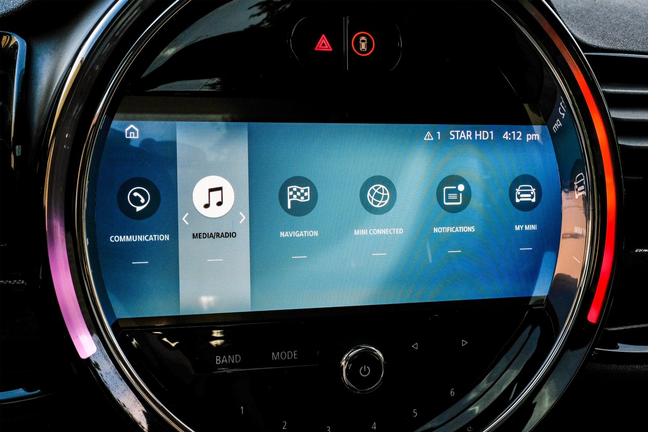 MINI Cooper Vehicle Main Gallery Image 30