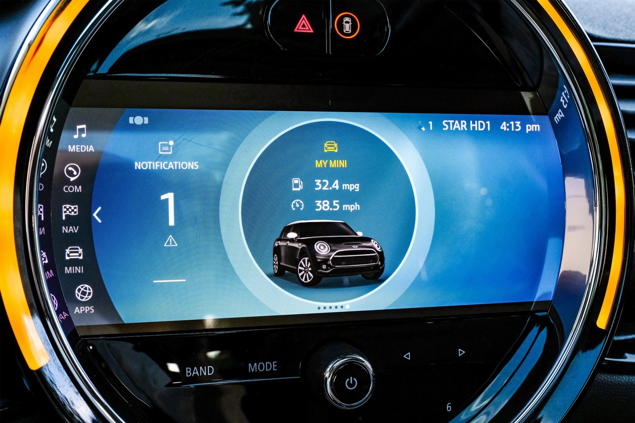 MINI Cooper Vehicle Main Gallery Image 31