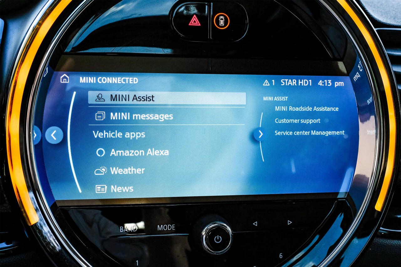 MINI Cooper Vehicle Main Gallery Image 32