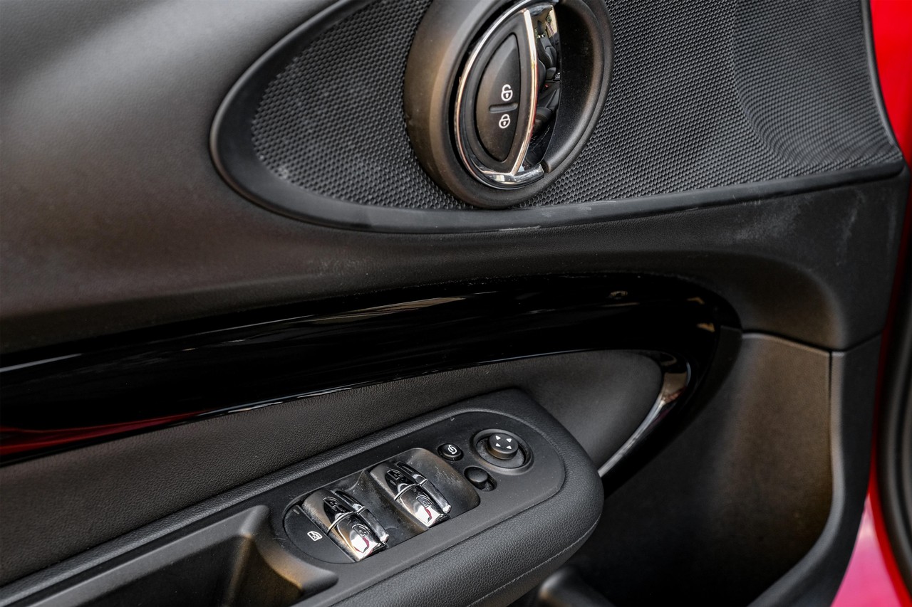 MINI Cooper Vehicle Main Gallery Image 43