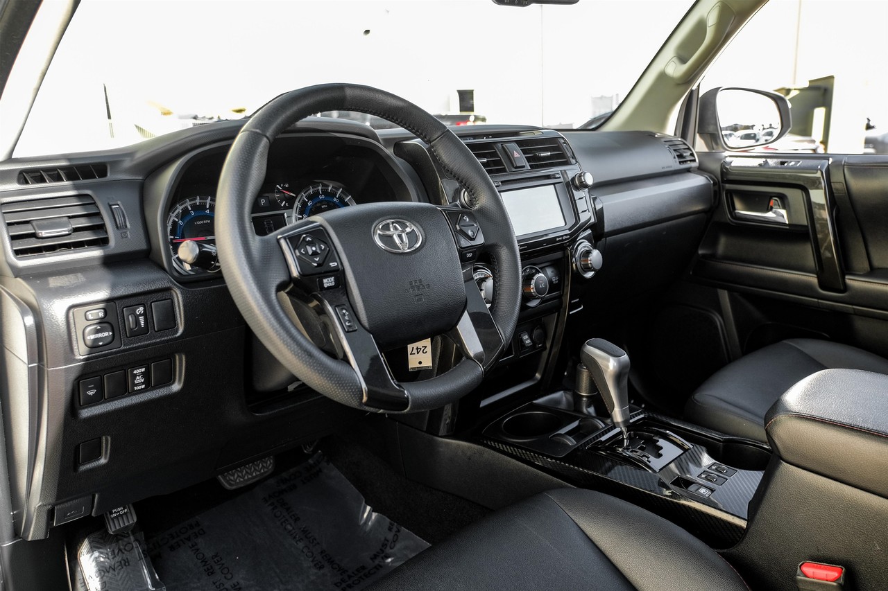 Toyota 4Runner Vehicle Main Gallery Image 03