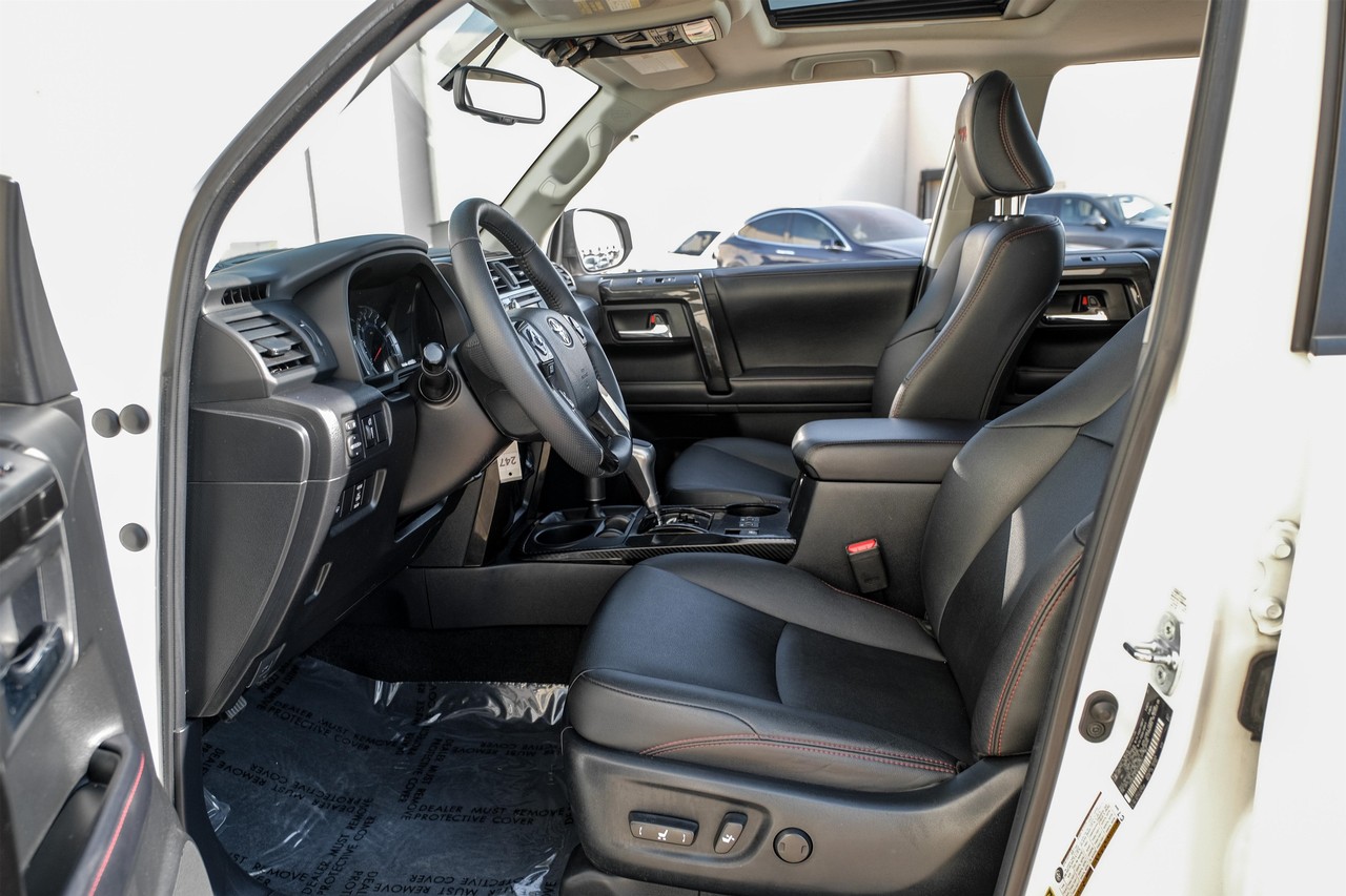 Toyota 4Runner Vehicle Main Gallery Image 04