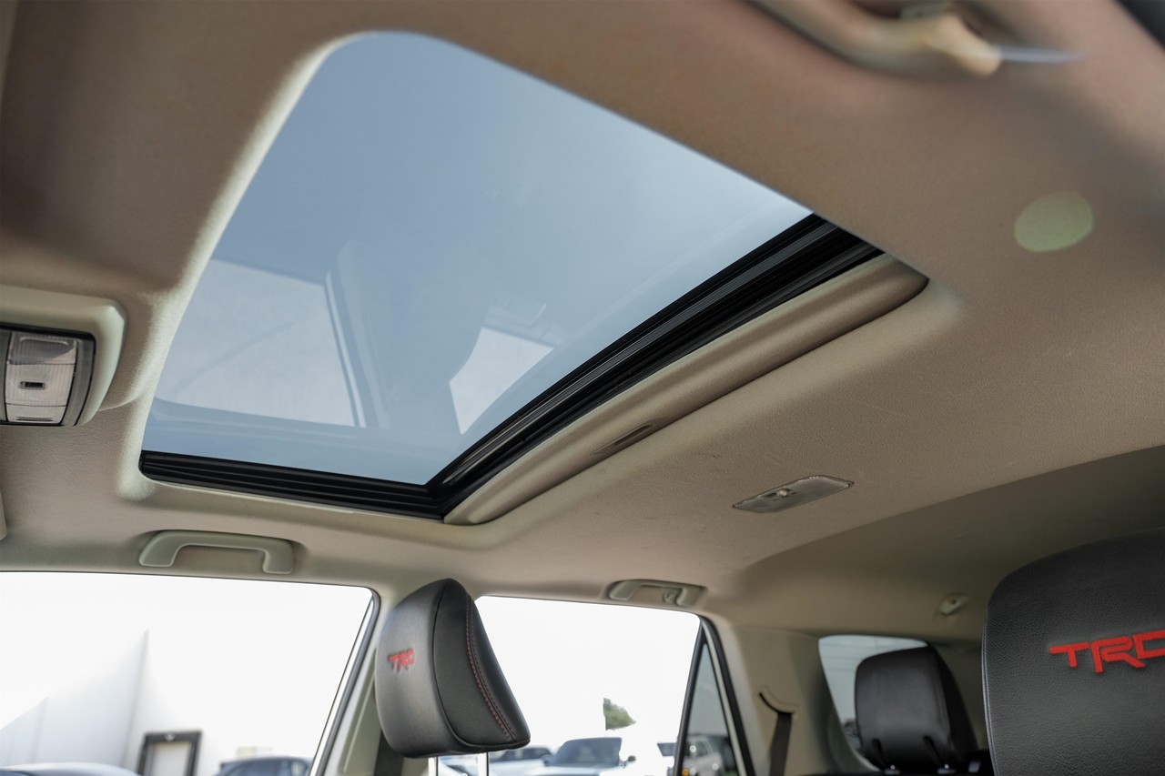 Toyota 4Runner Vehicle Main Gallery Image 05